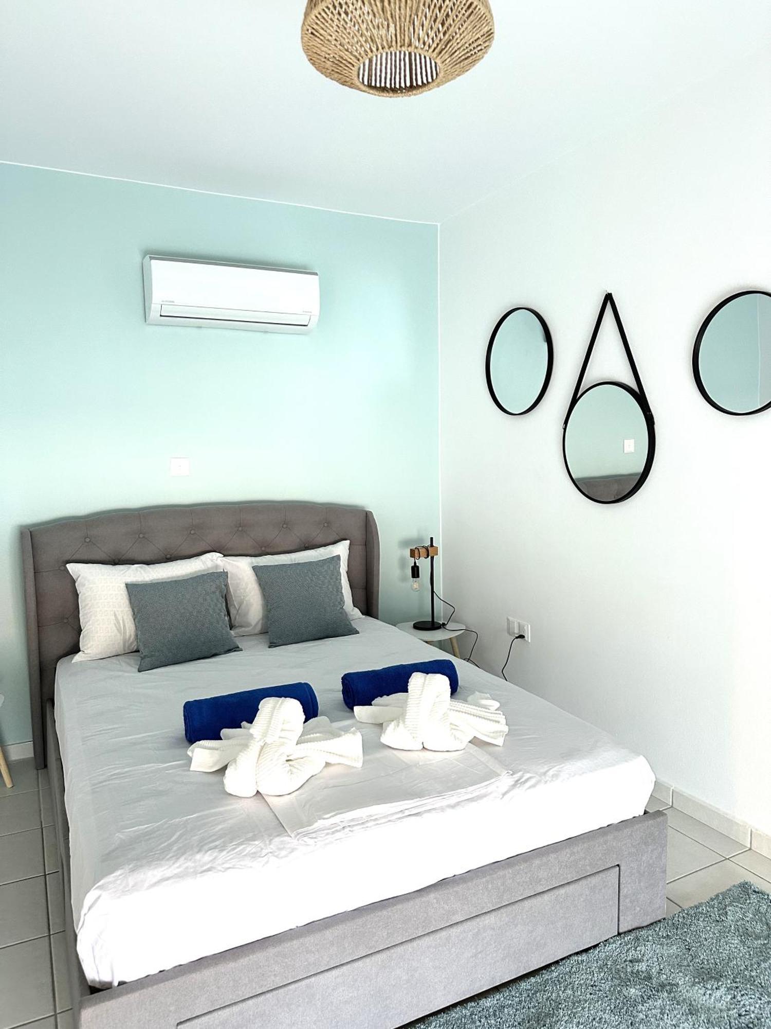 H&O Golden Sun Suite Пафос Екстериор снимка